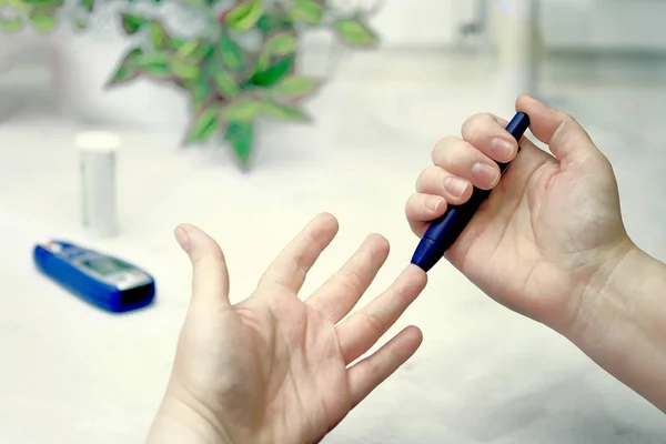 A medical test, checking a drop of blood on the sugar level. — Stock Photo, Image