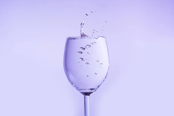 En un vaso de vodka aparecen burbujas y salpicaduras . —  Fotos de Stock