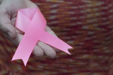  Pembe Meme Kanseri Bilinçlendirme şerit tutan kadın el. Sağlık ve tıp kavramı.