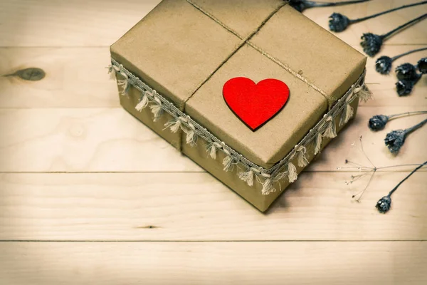 Kraft papír díszdobozban holtversenyben a csipke. A fa piros szív. — Stock Fotó