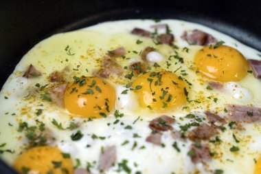 Pastırma ile derin bir tavada kızarmış yumurta. 