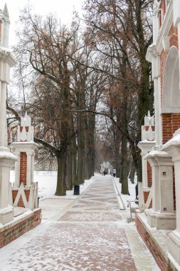 Eski park, kerpichnye duvarlar, uzun boylu ağaçlar yolundaki. 