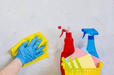 Ev bir eldiven eline bir bez yüzey yıkar.