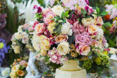 Bir vazoda yapay çiçekler. Büyük buketi. 