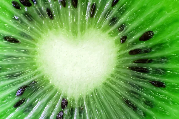 Kiwi fresco primo piano naturale. A forma di cuore. Tagliare i pezzi o — Foto Stock