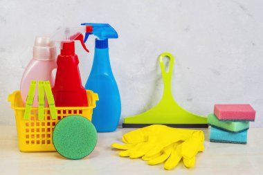 Araçları ve ürünleri evde ile bir temizleme kiti.
