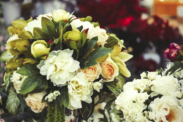 Fiori artificiali in un vaso. Grande bouquet . — Foto Stock