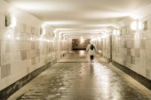 Podzemní chodbou je konfrontován s šedé žuly a mramoru. P