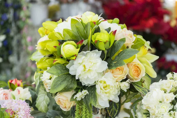 Flores artificiais em um vaso. Um grande buquê. Design de interiores . — Fotografia de Stock