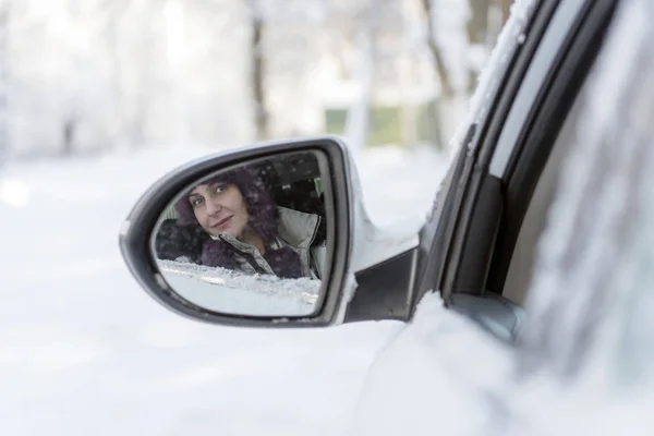 后视镜里的女孩的倒影。冬季, 俄罗斯. — 图库照片
