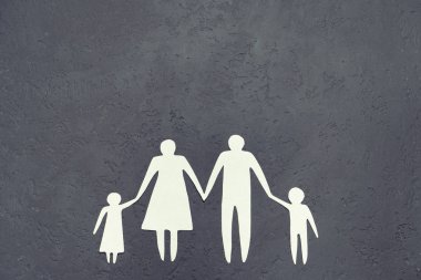 Gri bir arka plan üzerinde aile silüeti. Geleneksel v