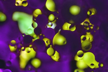 Pembe arka plan ve yeşil boşanma ve daireler