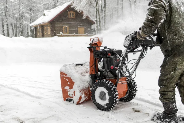 工人用犁把雪除去。冬季景观 — 图库照片