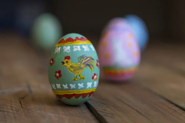 Покрашенное пасхальное куриное яйцо, рисунок петуха — стоковое фото