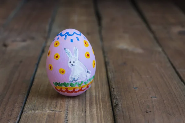 Huevo de gallina de Pascua pintado, dibujo de un conejo blanco — Foto de Stock