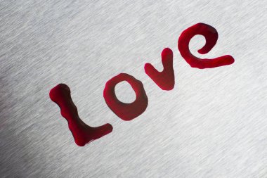 Kırmızı kelime aşk durumda bırakır. Yüzeye metalik