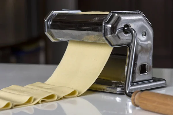 Maskin för rullande degen och skär italiensk pasta nudlar — Stockfoto