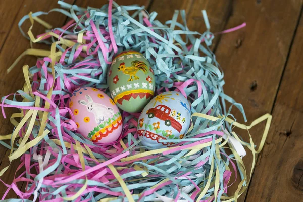 Окрашенные яйца лежат в корзине, деревянный фон, Пасха — стоковое фото