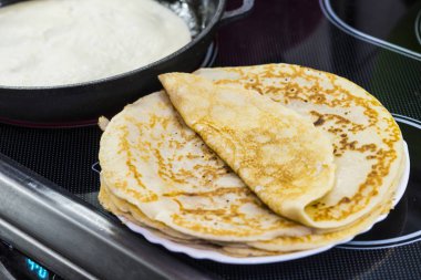 Krep karnaval için bir plaka üzerinde bir tavada pişmiş olan