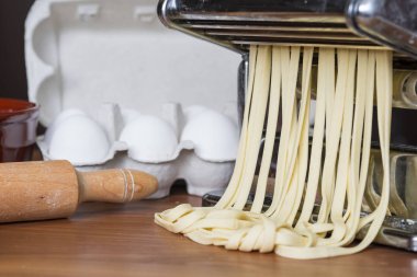 hamuru haddeleme ve İtalyan makarna, yumurta ve fl kesme makinesi