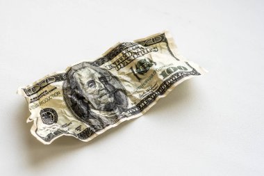 Beyaz bir arka plan üzerinde buruşuk yüz dolar
