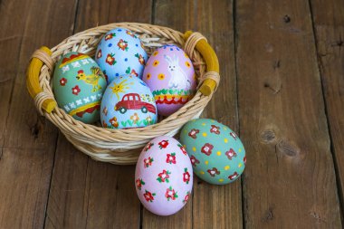 Paskalya yumurta yuvada renkli