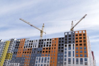 büyük sarı inşaat vinç, çok katlı ev karşı 