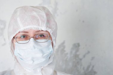 Koruyucu giysili kadın koronovirüs modeli taşıyor.