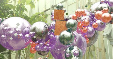 Birçok kürenin farklı desenler oluşturduğu soyut bir arkaplan.