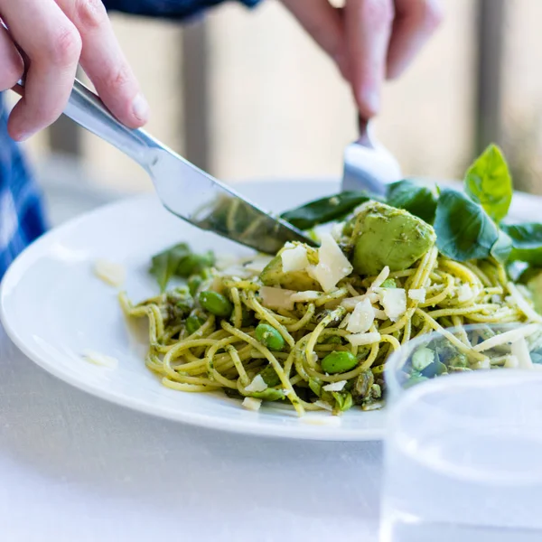 Hehkuva Vihreä Pasta Avokado Caper Basilika — kuvapankkivalokuva