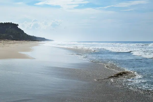 Dlouhá ocean beach se nachází v obzoru — Stock fotografie