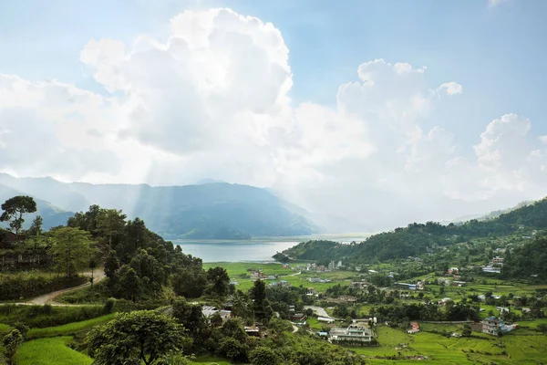 Yemyeşil bir vadi küçük bir kasabada — Stok fotoğraf