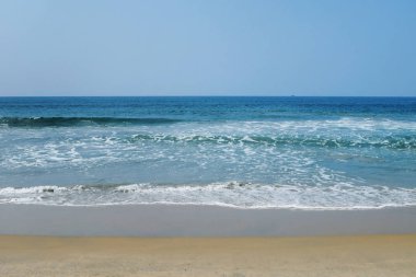 Sakin havalarda okyanus