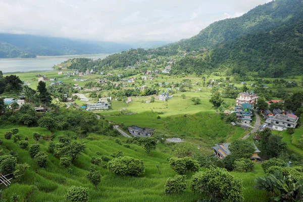 Маленький городок в зеленой долине — стоковое фото