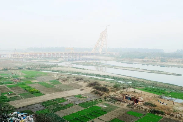Delhi Yamuna Nehri üzerinde köprü