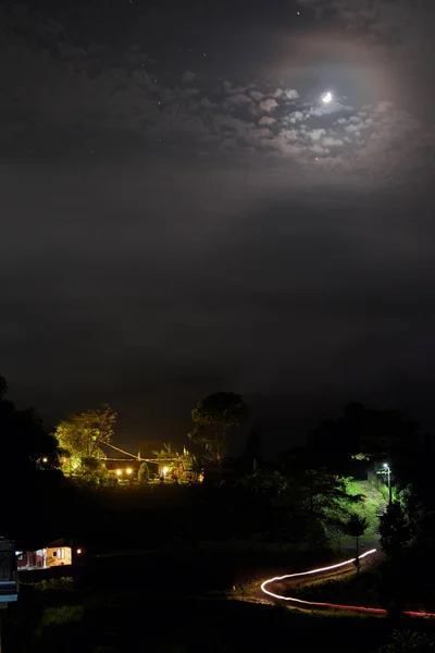 moon ile gece manzarası