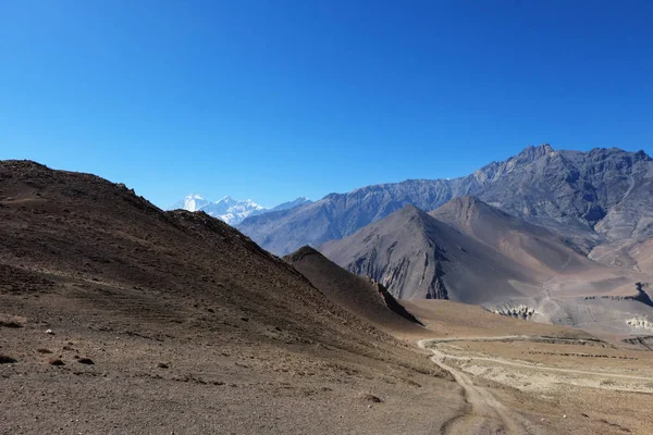Dağ yolundan Himalayalar
