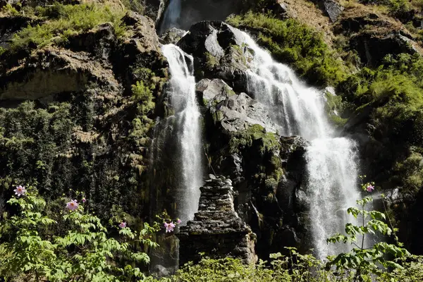 Yeşil bitkiler arasında Nepal dağlarda şelale
