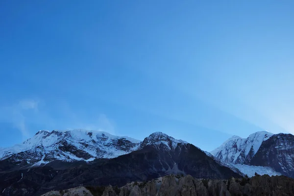 Himalayalar üzerinde gökyüzü güneş ışınları