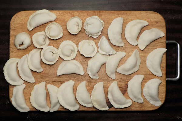 Gnocchi fatti in casa russi preparati per la cottura — Foto Stock