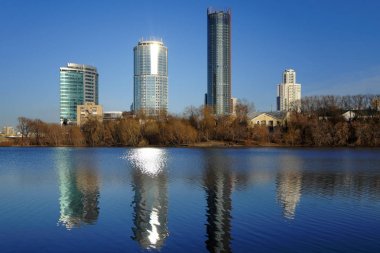 Yekaterinburg şehir su birikintisi üzerinden Merkezi bölümünün görünümünü