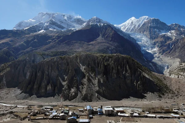Nepal. Mount Gangapurna dibinde manang şehir