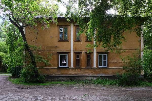 Parktaki eski kasaba evi.