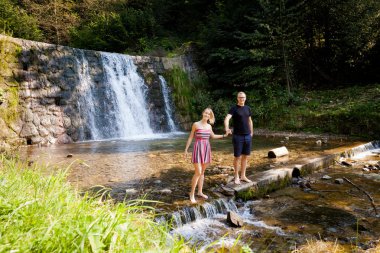 Şelale güzel genç Çift