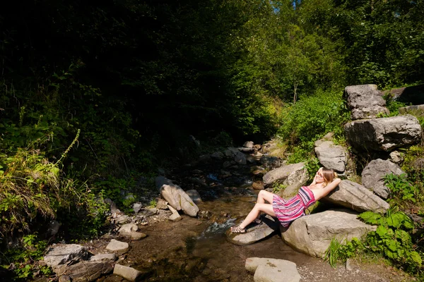 Hermosa joven mujer por el río —  Fotos de Stock