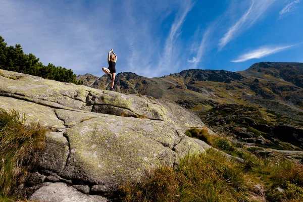 Vriksha-asana jogi w górach-Tatry — Zdjęcie stockowe