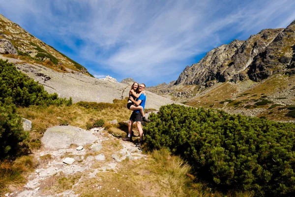 Turistas en Mlynicka dolina eslovaca — Foto de Stock