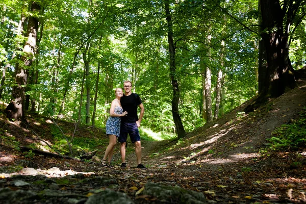 年轻的夫妇在美丽森林 Koprivnice — 图库照片