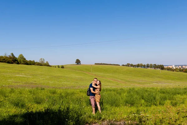 Novy イイチーンの牧草地で若いカップル — ストック写真