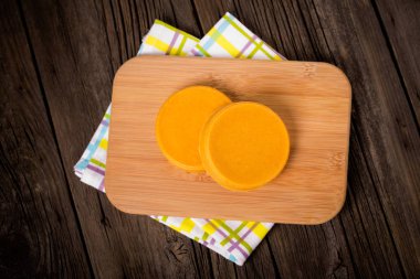 Vegan DIY ev yapımı sarı peynir